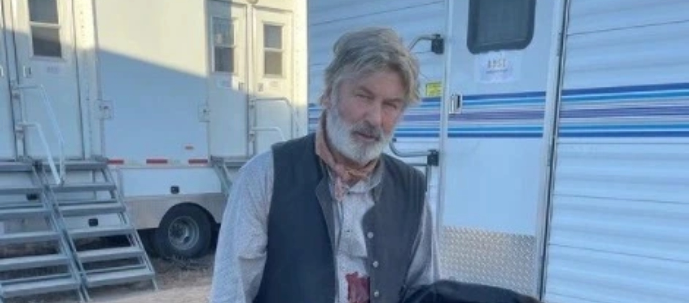 Τραγωδία στο Χόλιγουντ – Ο Α.Μπάλντουιν ρίχνει τις ευθύνες στον βοηθό σκηνοθέτη για ανεπαρκή έλεγχο όπλου