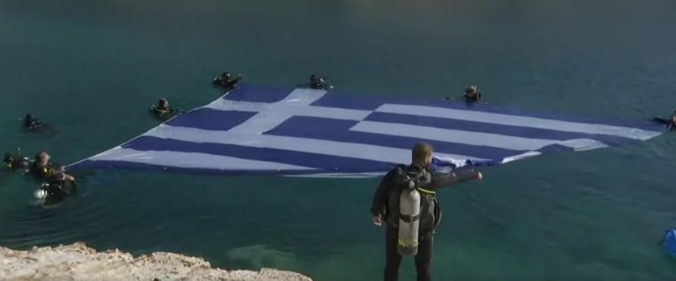 28η Οκτωβρίου: Ελληνική σημαία 84τμ καταδύθηκε στη Βουλιαγμένη (βίντεο)