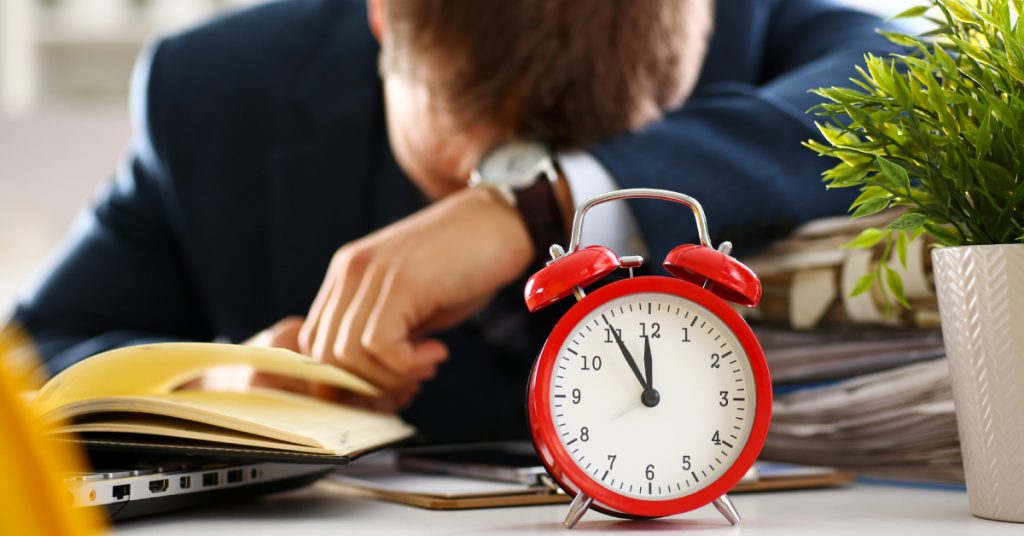 Πόσες ώρες εργασίας την εβδομάδα είναι επικίνδυνες για την υγεία; – Έξι σημάδια ότι δουλεύετε πάρα πολύ