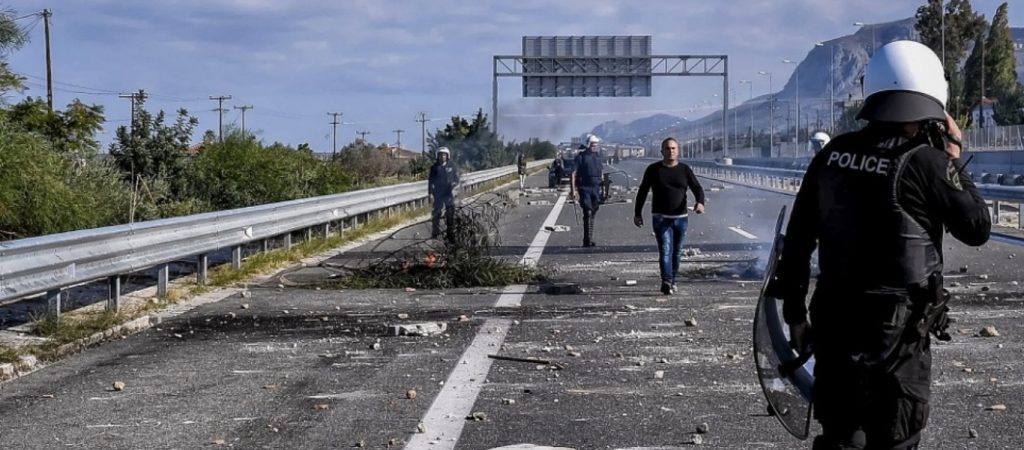 Ανθρωποκυνηγητό στην Κορίνθου – Πατρών – Ρομά προσπάθησαν ξανά να κλείσουν τον δρόμο