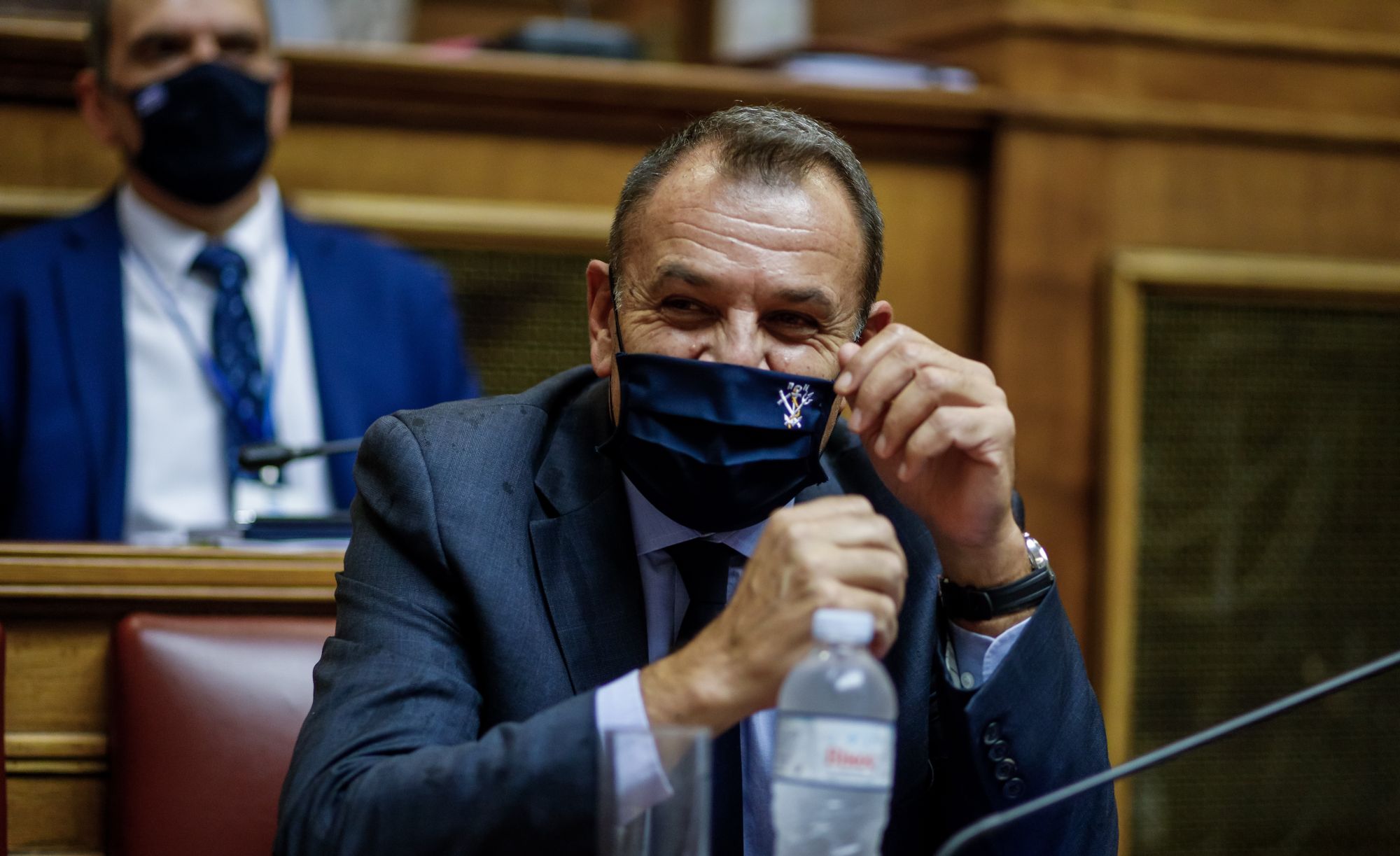 Τραγέλαφος: Ο υπουργός Άμυνας ρώτησε σε ζωντανή μετάδοση εάν πρέπει να βάλει μάσκα (βίντεο)