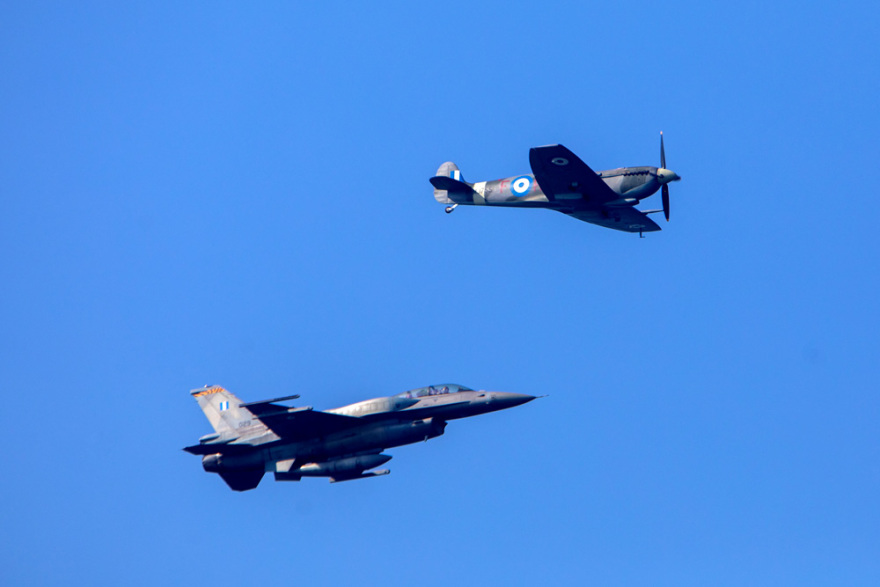 28η Οκτωβρίου: Εντυπωσιακές εικόνες από τις πτώσεις των αλεξιπτωτιστών στη Θεσσαλονίκη (φωτο)