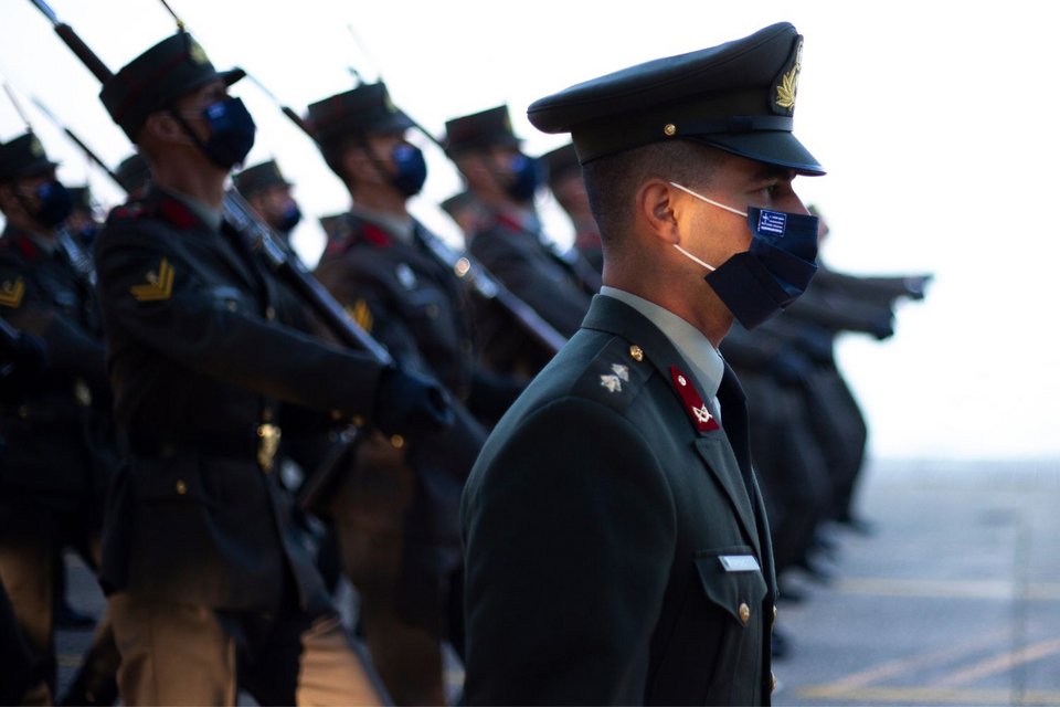 Θεσσαλονίκη: Δείτε εικόνες από την προετοιμασία της παρέλασης – Με μάσκες αλπινιστές, αλεξιπτωτιστές και βατραχάνθρωποι