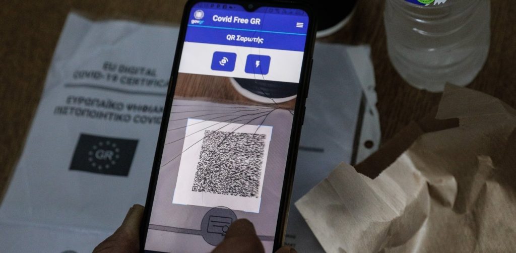 Covid Pass: Εξαναγκάζουν τους επιχειρηματίες εστίασης με πρόστιμα μαμούθ να κάνουν έλεγχο δημοσίων εγγράφων!