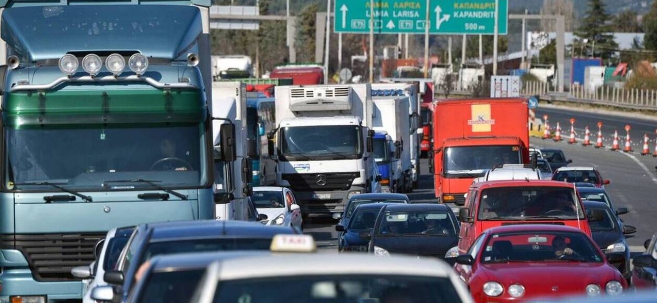 Τροχαίο ατύχημα στην Αττική Οδό στο ύψος του Ηρακλείου – Καθυστερήσεις για τους οδηγούς