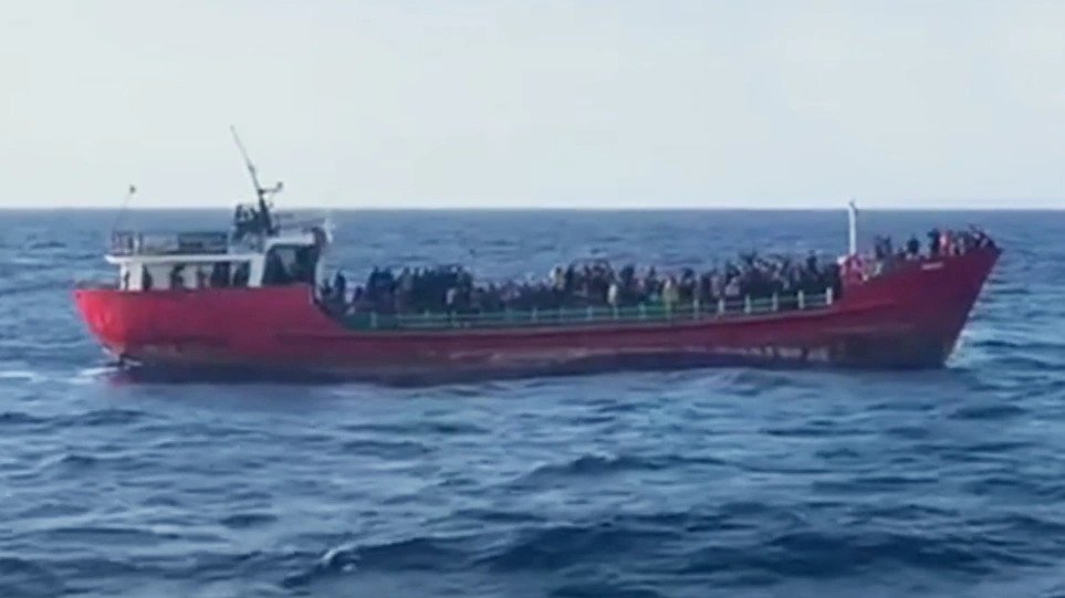 Σε νησί των Δωδεκανήσων ρυμουλκείται το φορτηγό σκάφος με τους 450 παράνομους μετανάστες