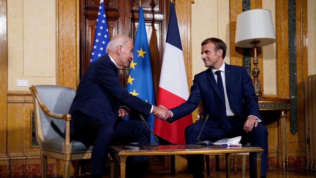 Μπάιντεν-Μακρόν: Άφησαν την AUKUS πίσω τους με χαμόγελα και χειραψίες