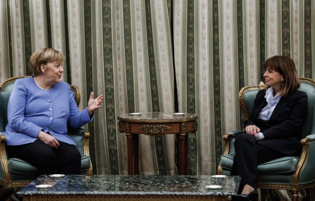 Ούτε λέξη από την ΠτΔ Κ.Σακελλαροπούλου σε Α.Μέρκελ για τις πολεμικές αποζημιώσεις του Β’ ΠΠ!