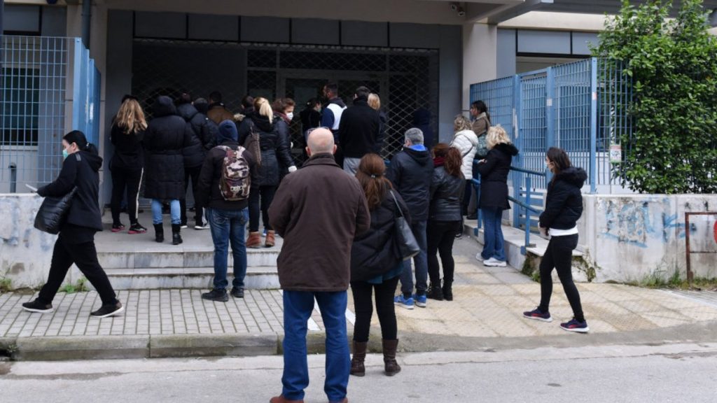 «Έπεσε» το σύστημα καταγραφής θανάτων σε ληξιαρχεία της Αττικής – Χειρόγραφες βεβαιώσεις έδιναν για να λυθεί το πρόβλημα