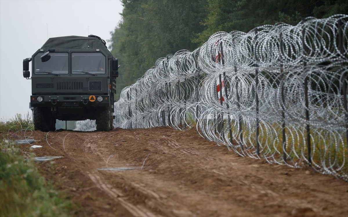 Η Πολωνία σηκώνει τείχος 100χλμ στα σύνορα με την Λευκορωσία για να εμποδίσει την μετανάστευση!