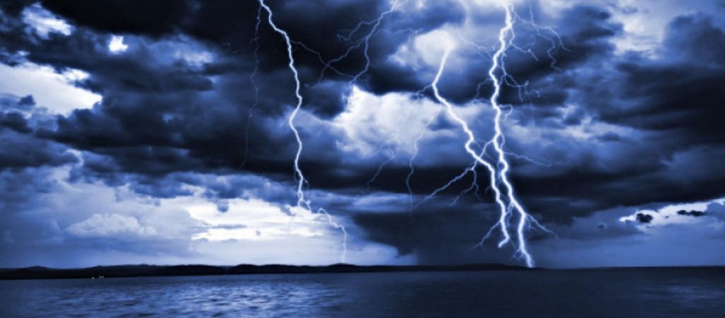 Εντυπωσιακές εικόνες: Η λίμνη που έχει… αιώνια καταιγίδα! (βίντεο)