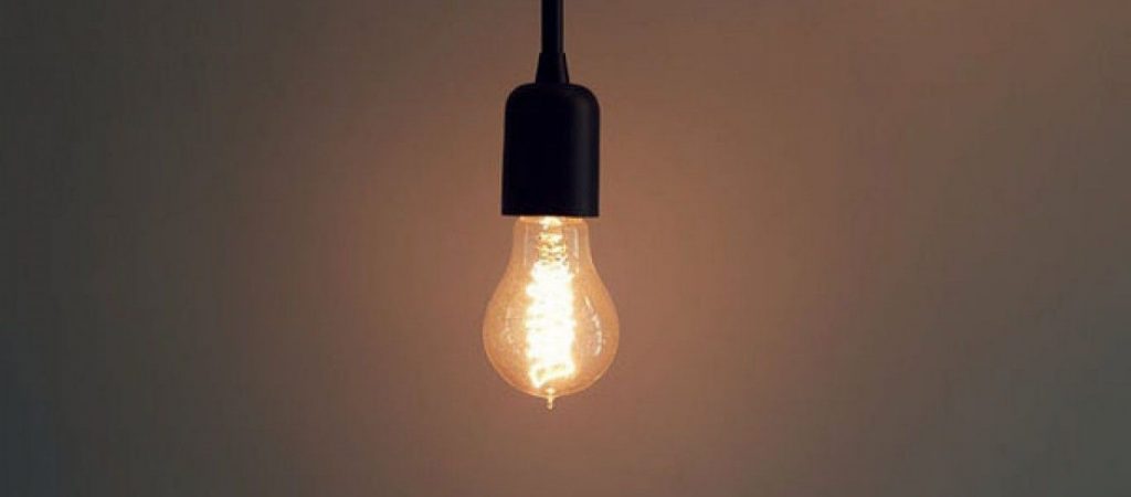 Αυτό είναι το κόλπο για να αλλάζεις λάμπα στο ταβάνι με… drone! (βίντεο)