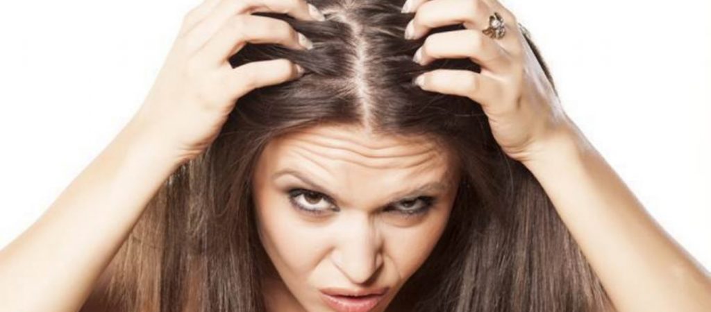 Φαγούρα στο τριχωτό της κεφαλής: Αυτοί είναι οι 5+1 πιο συνηθισμένοι λόγοι