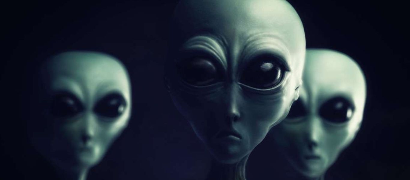 Καναδάς: Παράξενο ανθρωποειδές τρέχει μέσα στο σκοτάδι – Πρόκειται για μεταλλικό εξωγήινο; (βίντεο)