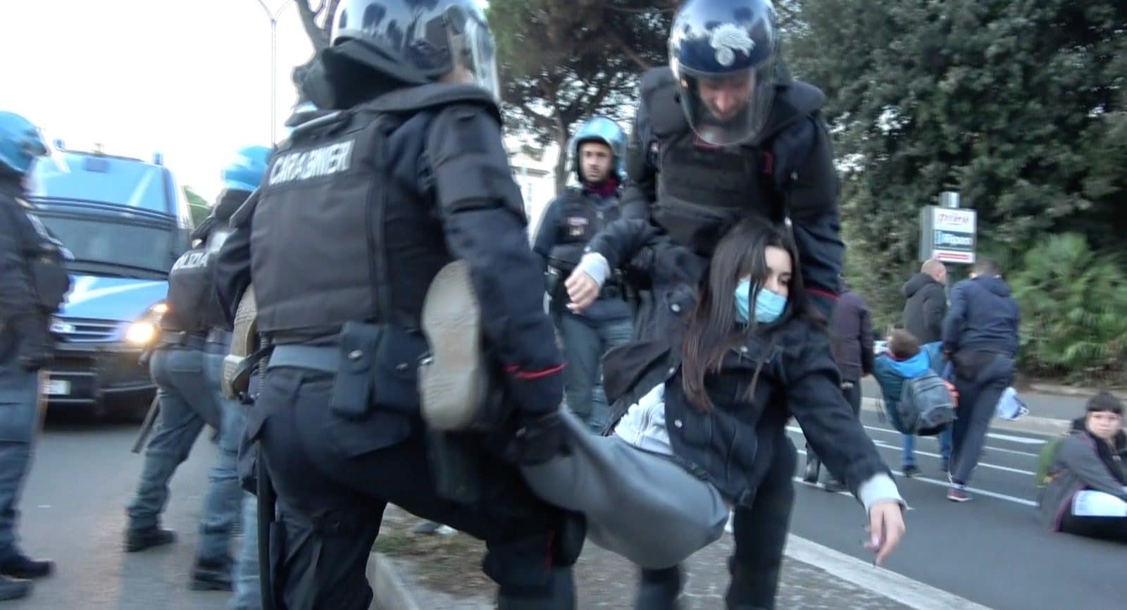 G20: Ιταλικές δυνάμεις ασφαλείας πήραν σηκωτούς τους διαδηλωτές που είχαν μπλοκάρει τον δρόμο (βίντεο)