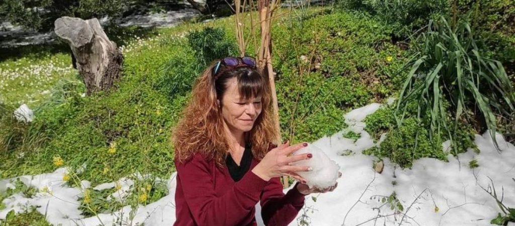 Έγκλημα στην Ιεράπετρα: Θλίψη στην κηδεία της 48χρονης Νεκταρίας που δολοφονήθηκε από τον σύζυγό της (φώτο)