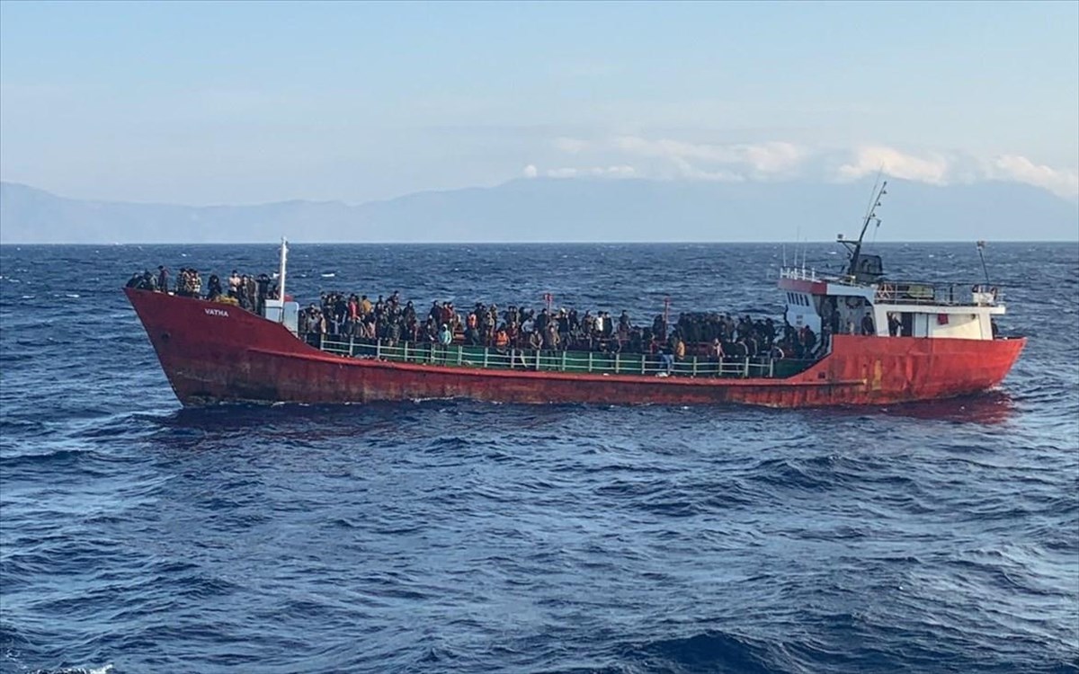 Συνεχίζονται οι διαπραγματεύσεις Ελλάδας – Τουρκίας για το πλοίο με τους 400 αλλοδαπούς (βίντεο)