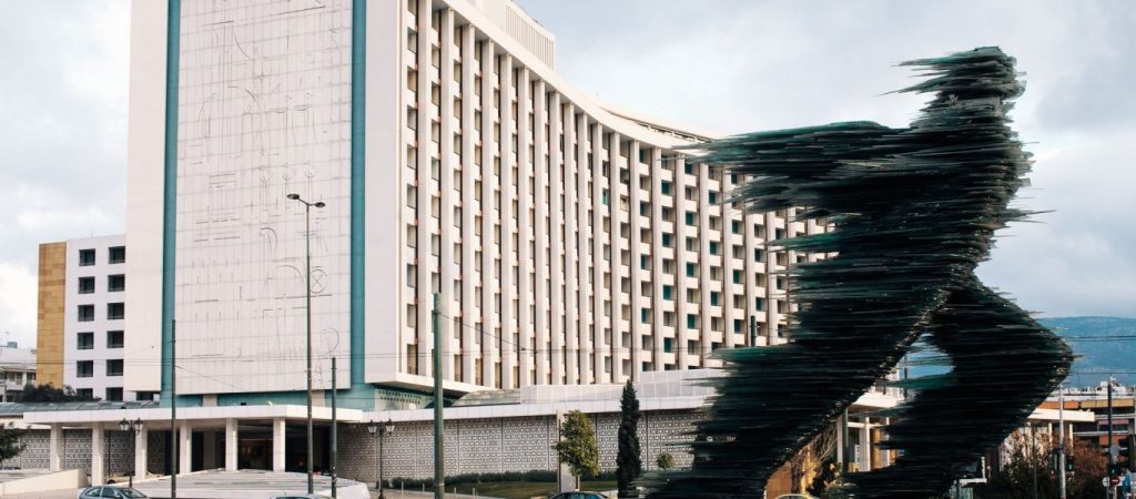 Ο «Δρομέας» του Κώστα Βαρώτσου έλαμψε ξανά στην Αθήνα – Καθαρίστηκε μετά από 7 χρόνια! (φώτο)