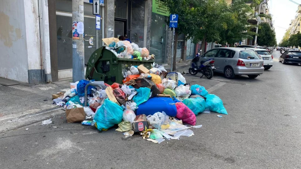 «Σκουπιδότοπος» η Καλλιθέα: «Βουνό» τα απορρίμματα στους κάδους (φωτο)