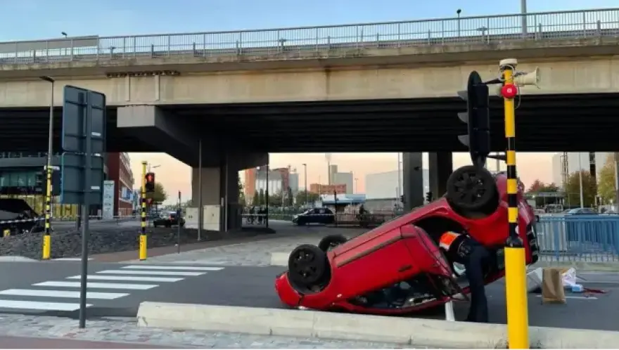 Βέλγιο: H στιγμή που αυτοκίνητο με οικογένεια μέσα «γκρεμίζεται» από γέφυρα που ανυψώνεται (βίντεο)