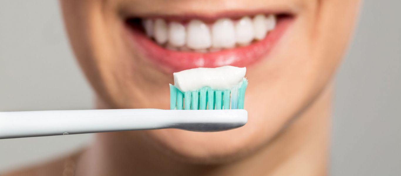 Μην βουρτσίζετε ποτέ τα δόντια σας αν πριν έχετε πιει αυτά τα 4 ροφήματα – Πόση ώρα πρέπει να περάσει