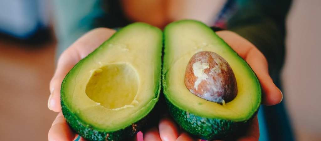 Οι τρεις λόγοι που θα σας κάνουν να εντάξετε στη διατροφή σας το αβοκάντο