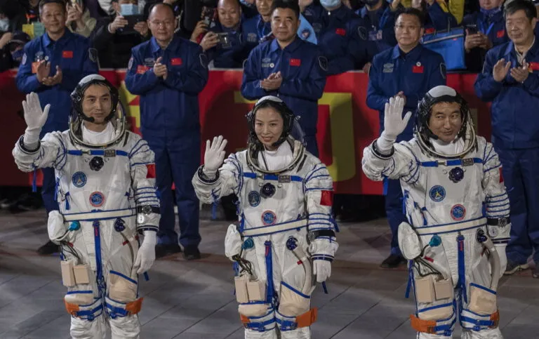 Τα σχόλια για έμμηνο ρύση, μαλλιά & παιδί που δέχεται γυναίκα αστροναύτης σε αποστολή