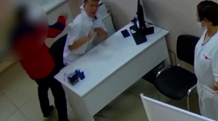 Σακάτεψε στον ξύλο γιατρό επειδή θεώρησε ότι έκανε κοπλιμάν στη μουσουλμάνα γυναίκα του (βίντεο)