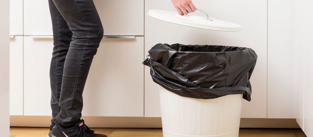 Αυτός είναι ο λόγος που πρέπει να βάζετε ένα κομμάτι… βαμβάκι στα σκουπίδια σας