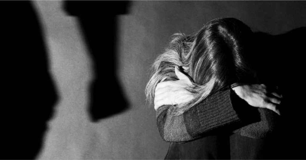 Το «πως να χτυπήσω τη γυναίκα μου χωρίς να το καταλάβει κανείς» αναζητήθηκε 163 εκατομμύρια φορές μέσα στην πανδημία