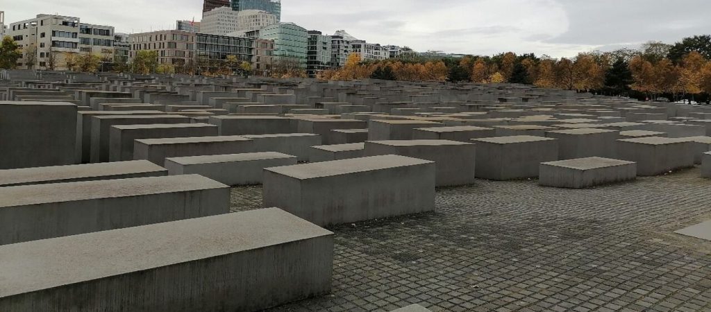 Γερμανία: Οργισμένες αντιδράσεις για τις εικόνες αστυνομικών που γυμνάστηκαν στο μνημείο του Ολοκαυτώματος
