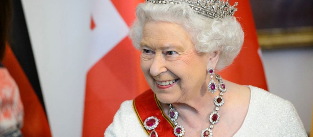 Πιο fit από ποτέ η βασίλισσα Ελισάβετ – Βγήκε βόλτα οδηγώντας η ίδια το αυτοκίνητό της (φώτο)