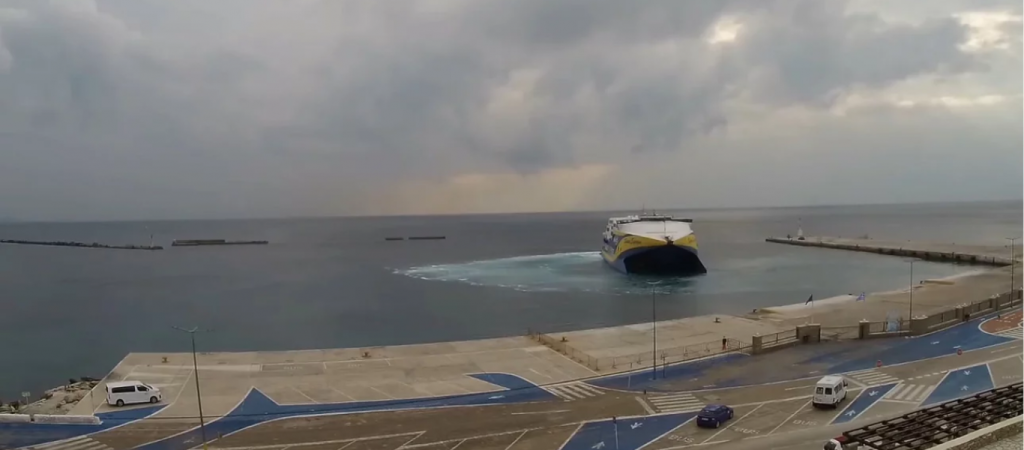 Καταμαράν αποχαιρετά την Τήνο με εντυπωσιακή «πιρουέτα» (βίντεο)