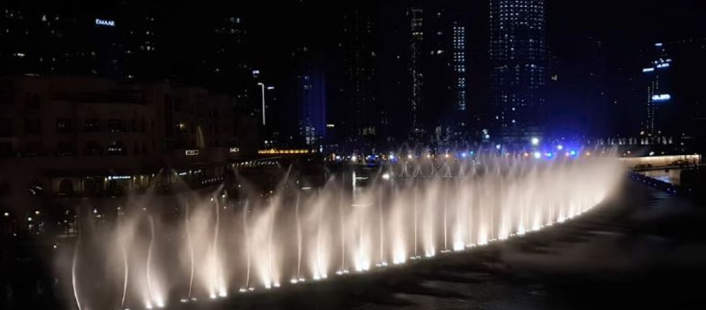Σιντριβάνι στο Ντουμπάι δημιουργεί εντυπωσιακούς σχηματισμούς! (βίντεο)