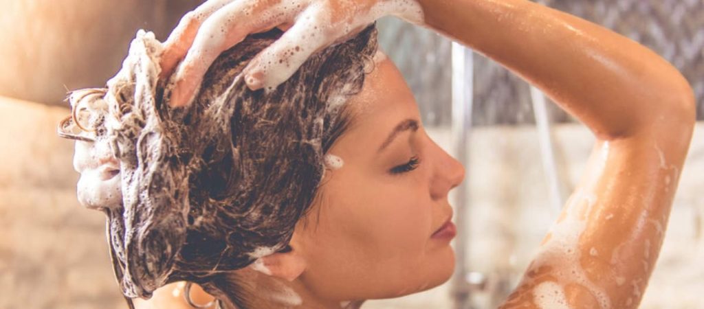 Ο τρόπος για το σωστό λούσιμο χωρίς να καταστρέφεις τα μαλλιά σου