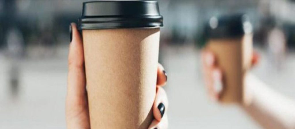 Πότε θα ολοκληρωθεί η απόσυρση πλαστικών μιας χρήσης; – Τέλος έως 0,06 ευρώ στα πλαστικά ποτήρια από το 2022