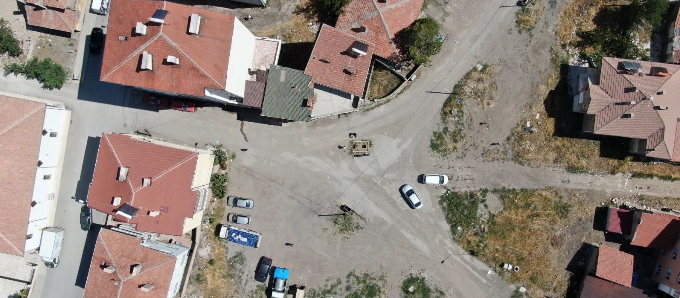 Πού βρίσκεται ο δρόμος που έχει έναν μυστηριώδη… τάφο στη μέση του; (βίντεο)