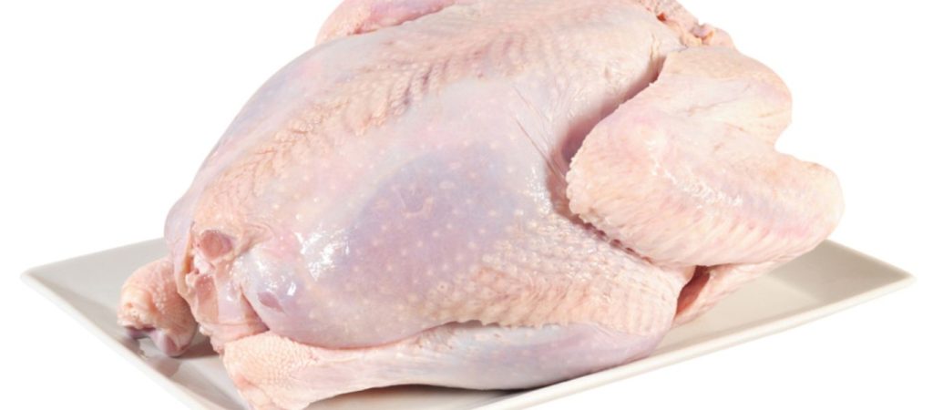 Μην πλένετε ποτέ το ωμό κοτόπουλο πριν το μαγειρέψετε – Ποιοι είναι οι σοβαροί κίνδυνοι
