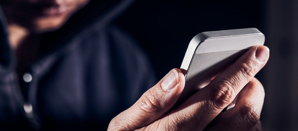 Φορτίζετε το κινητό σας στο αυτοκίνητο; – Δείτε γιατί ήρθε η ώρα να το σταματήσετε!