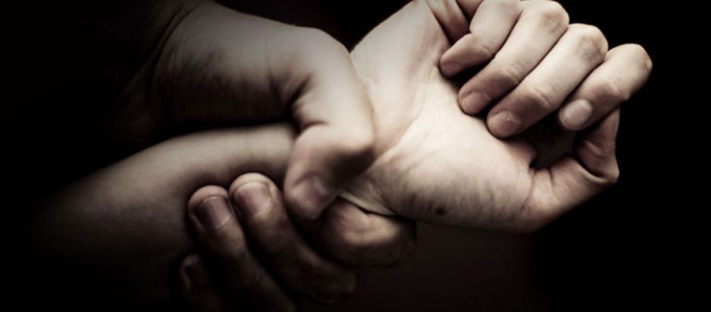 Νέα υπόθεση ενδοοικογενειακής βίας στη Κρήτη: Άνδρας χτυπούσε και βίαζε την γυναίκα του μπροστά στα παιδιά του