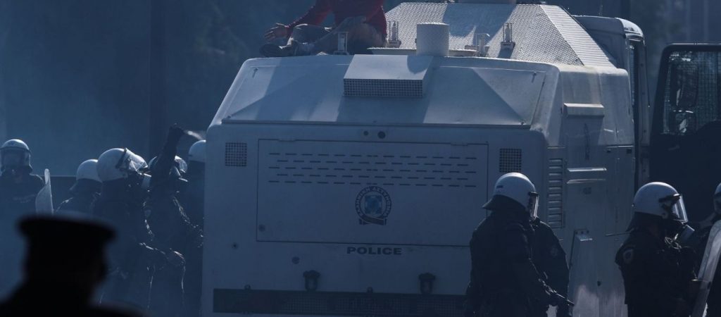 Τραυματίστηκε φωτορεπόρτερ από την  «Αύρα» της ΕΛΑΣ στη συγκέντρωση πυροσβεστών