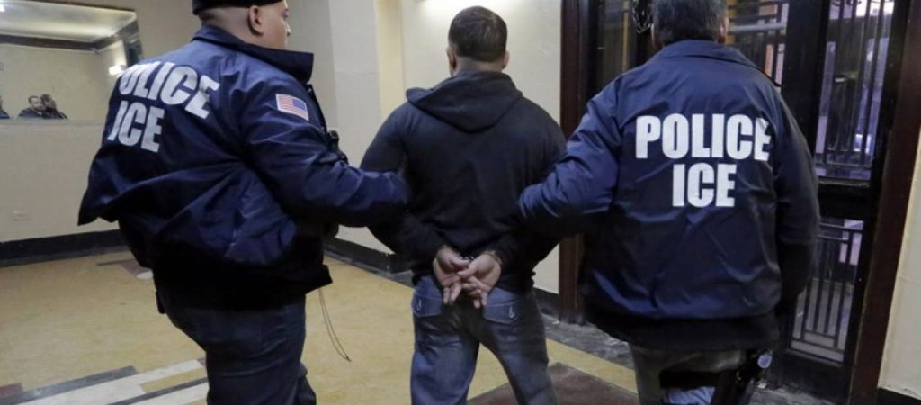 HΠΑ: Κρατούμενος αφοπλίζει αστυνομικό – Βίντεο που κόβει την ανάσα