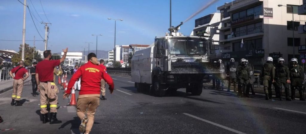 Σκληρό βίντεο από τραυματισμό πυροσβέστη από αστυνομική κροτίδα:  «Ακρωτηριάστηκε συνάδελφός μας»