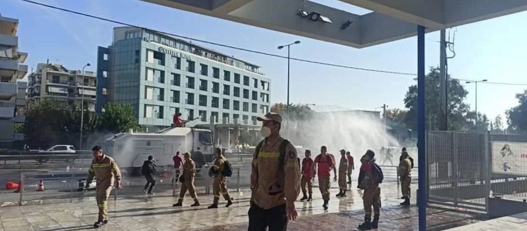Τα ΜΑΤ κτυπούν και ρίχνουν χημικά κατόπιν κυβερνητικών εντολών στους συναδέλφους τους πυροσβέστες!