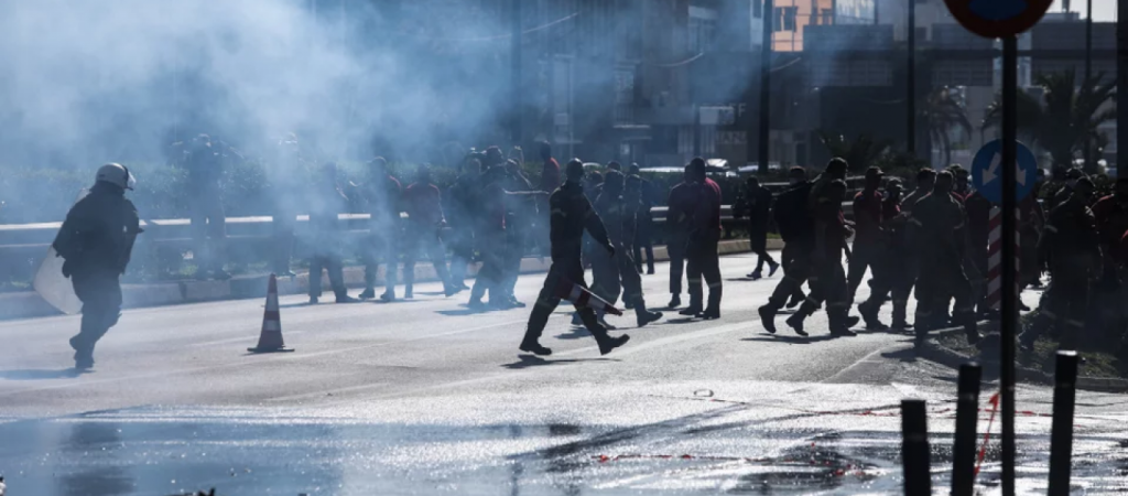 Πέντε προσαγωγές για τα επεισόδια στη συγκέντρωση των εποχικών πυροσβεστών