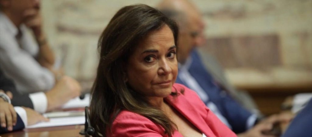 Το… βρήκε η Ν.Μπακογιάννη: Ιδού ο λόγος για τον οποίο δεν εμβολιάζονται οι πολίτες