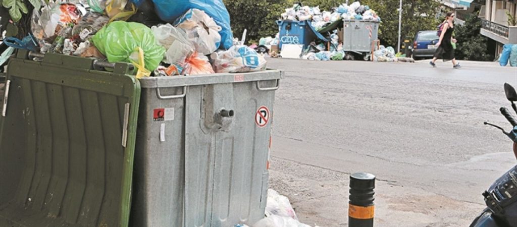 Πάτρα: Άστεγη τρώει ωμό κρέας από τα σκουπίδια – Βίντεο-«μαχαιριά» στην καρδιά (βίντεο)