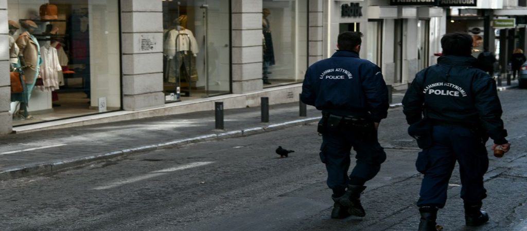 Νέα μέτρα: Ξεκίνησαν οι έλεγχοι στα καταστήματα για την είσοδο των πελατών – Ψώνια με… πιστοποιητικό ανά χείρας!