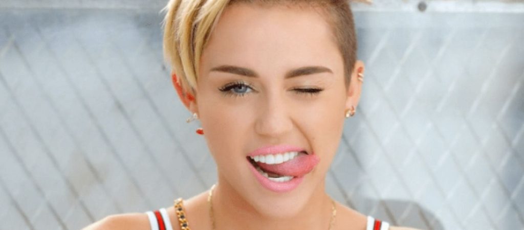 Μάιλι Σάιρους: Ποζάρει γυμνή για να δείξει τα… παπούτσια της (φωτο)