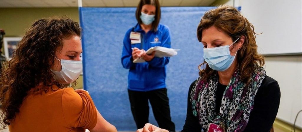 Χαμός στο Twitter με τα νέα μέτρα: «Δεν υπάρχει ανοσία εάν δεν φτάσουμε τα τρία»